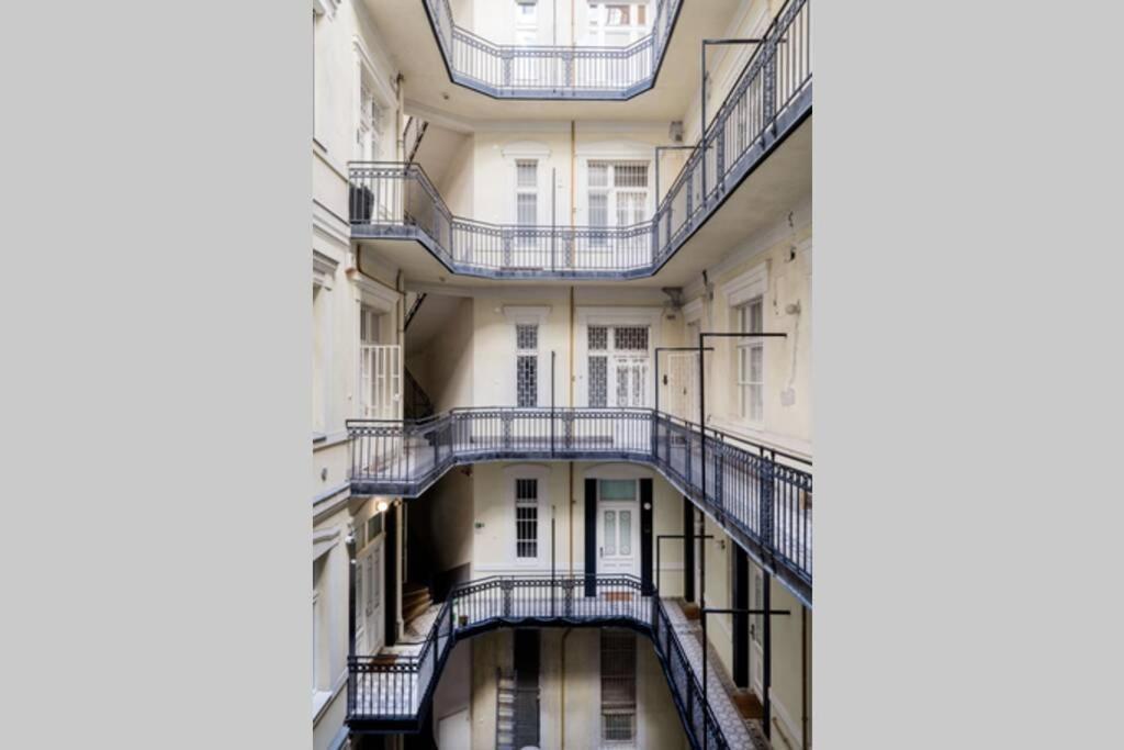 Oktober 6/8 Apartment Budapest Luaran gambar