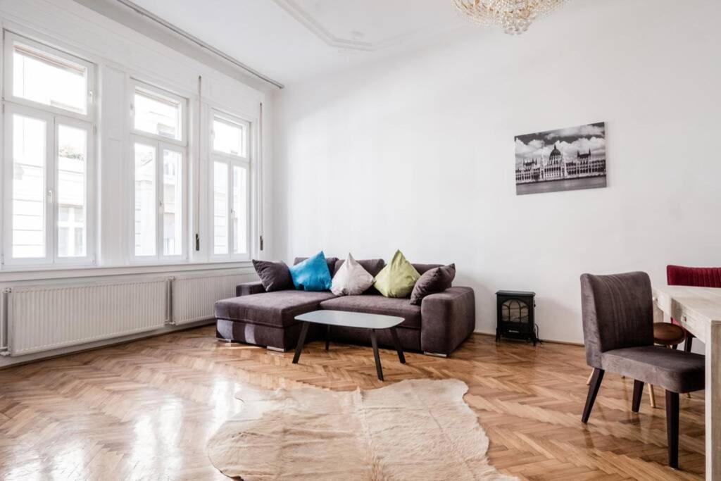 Oktober 6/8 Apartment Budapest Luaran gambar