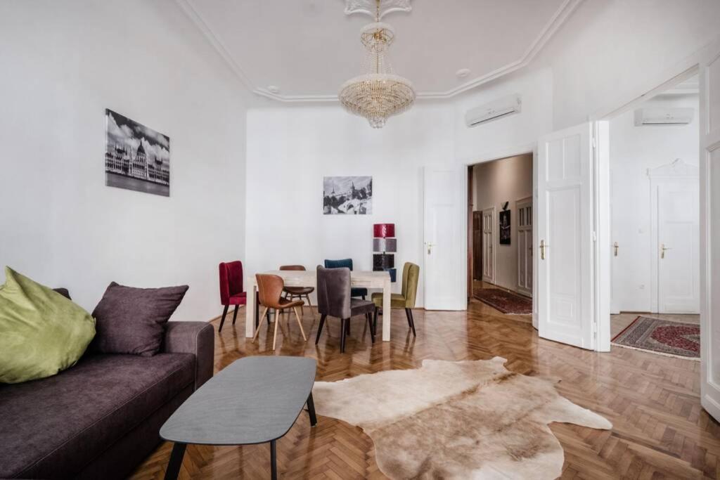 Oktober 6/8 Apartment Budapest Luaran gambar